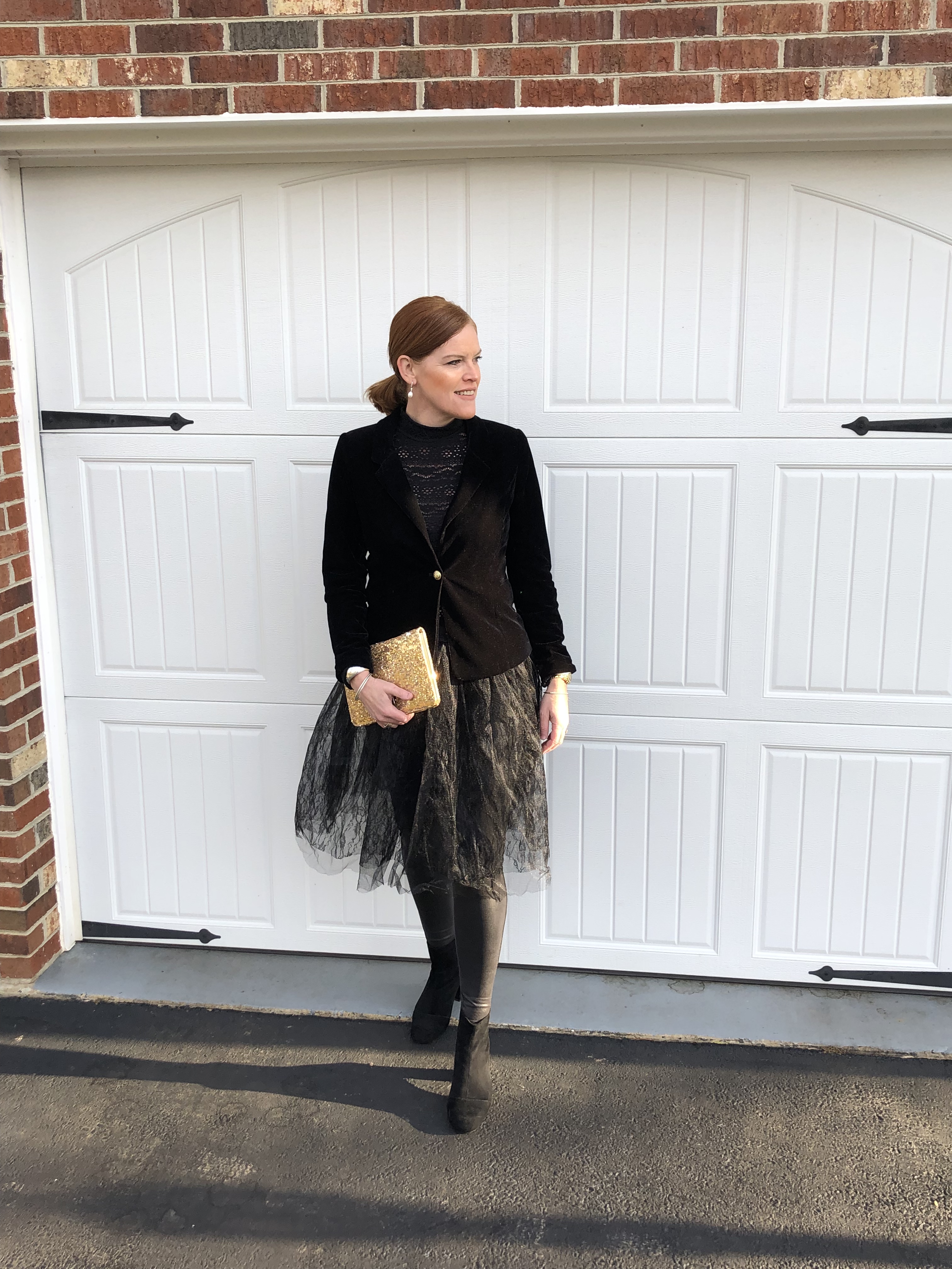 How to Style Chic All-Black Holiday Outfit