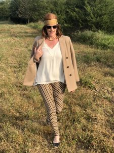 Fall French Chic Outfit: Neutral Blazer & Print Leggings